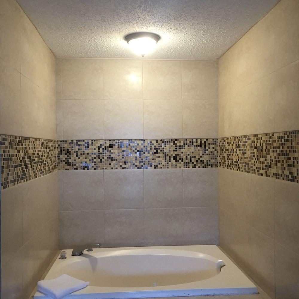 Scottish Inn and Suites photo 6