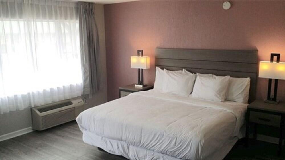 Econo Lodge Inn & Suites Abilene East District photo 11