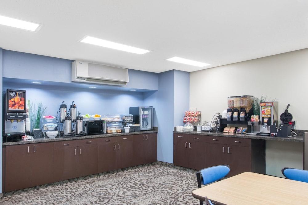 Microtel Inn & Suites by Wyndham Seneca Falls photo 14
