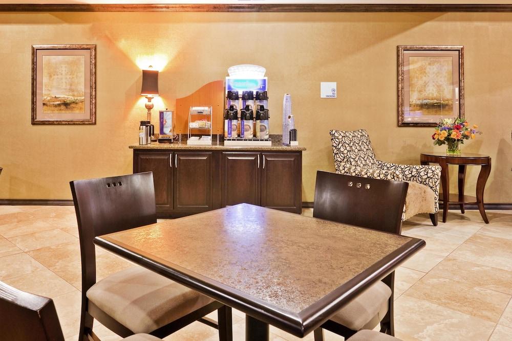 Holiday Inn Express Hotel & Suites Clovis by IHG photo 56