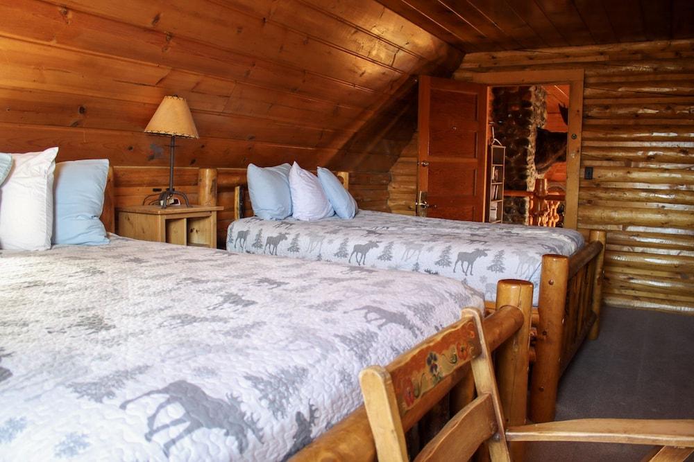 Twin Pines Lodge & Cabins photo 19