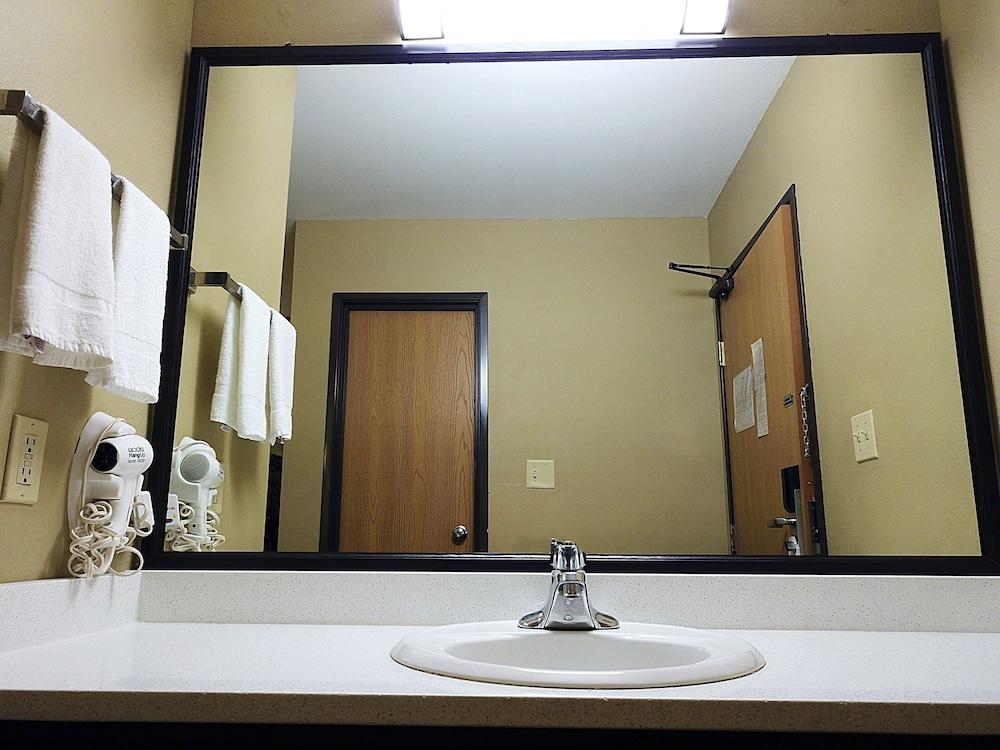 Super 8 by Wyndham Chanute photo 11