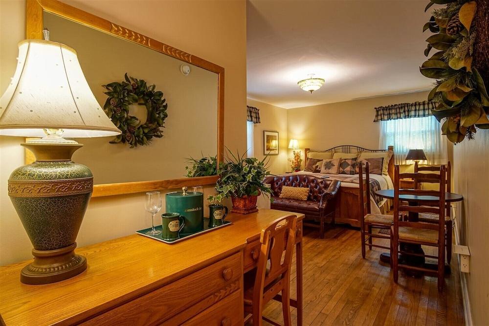 Hemlock Inn photo 34