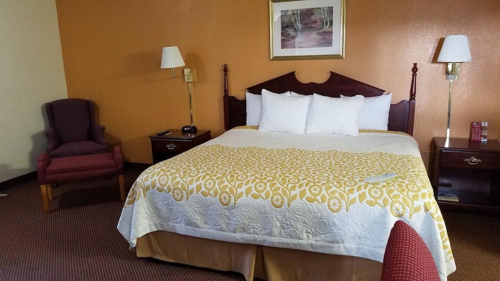 Days Inn by Wyndham Amherst photo 3