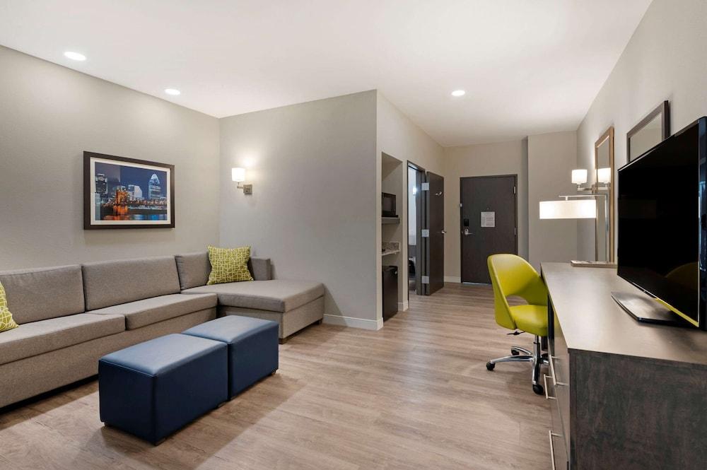 Comfort Suites Cincinnati University - Downtown photo 15