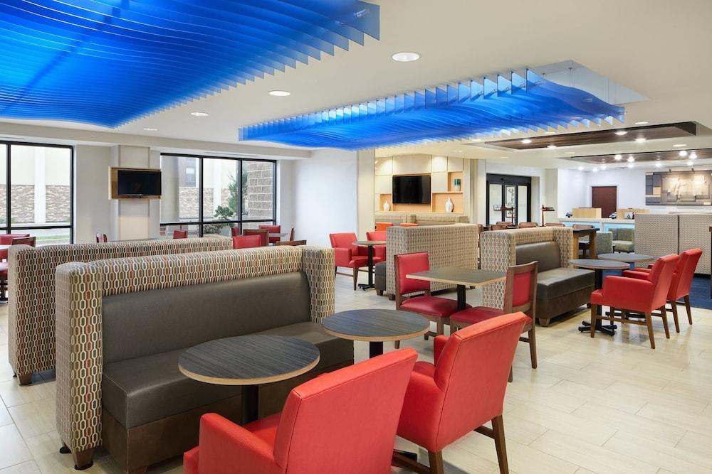 Holiday Inn Express Hotel & Suites Greenwood by IHG photo 60