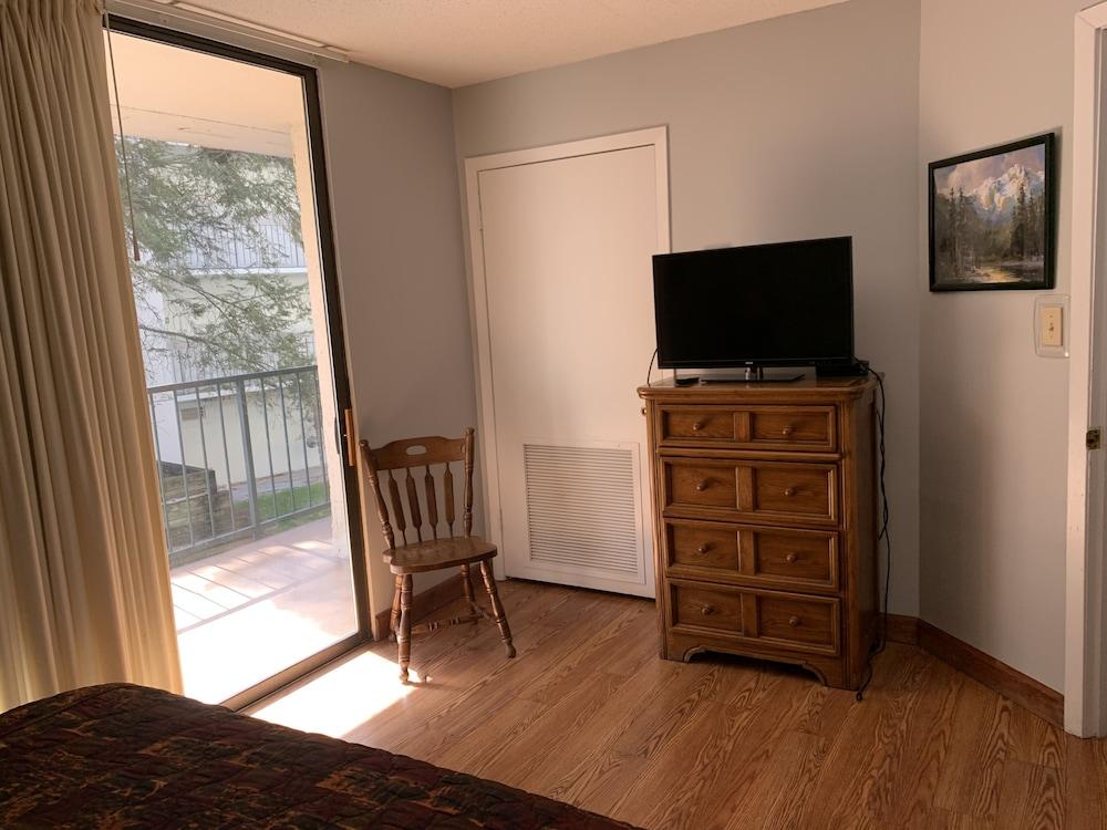 Oak Square Rentals photo 23