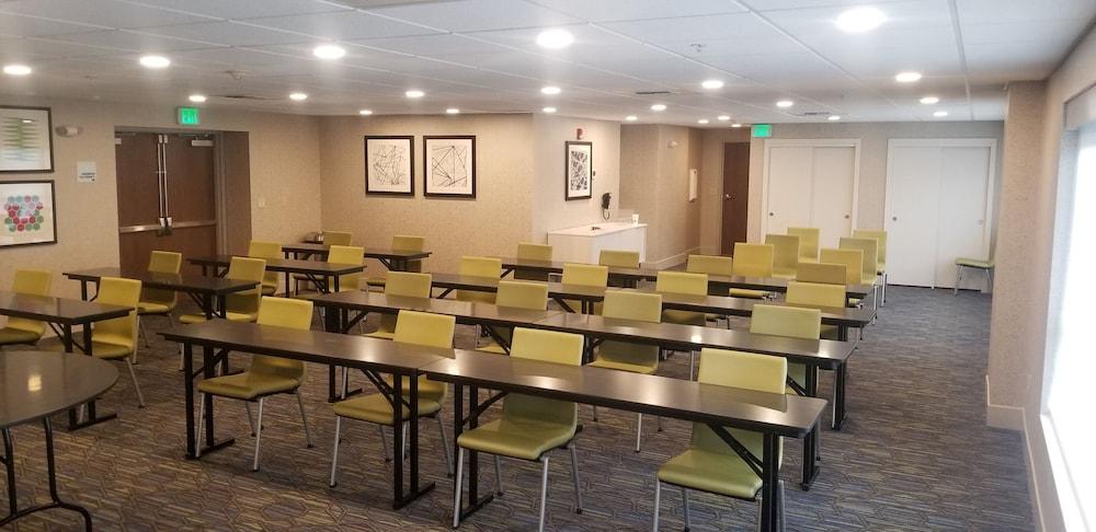 Holiday Inn Express Hotel & Suites SeaTac by IHG photo 33