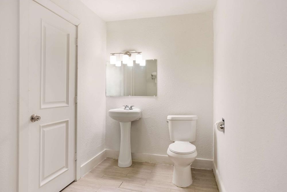 Rodeway Inn Berryville photo 19