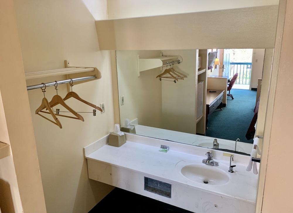Deluxe Inn & Suites photo 15