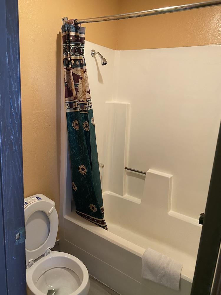 Executive Inn and Suites photo 4