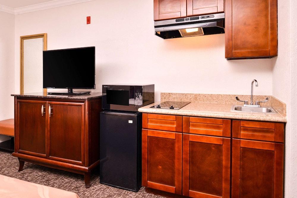 Quality Inn & Suites Beaumont photo 14