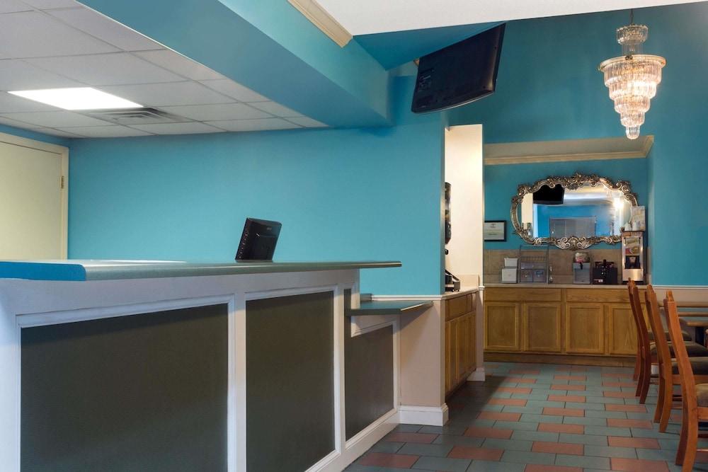 Super 8 by Wyndham Brunswick South/I-95 photo 3