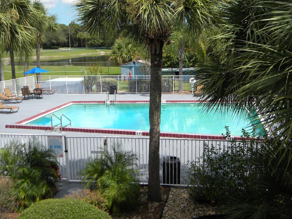 Econo Lodge Daytona Beach - Speedway photo 58