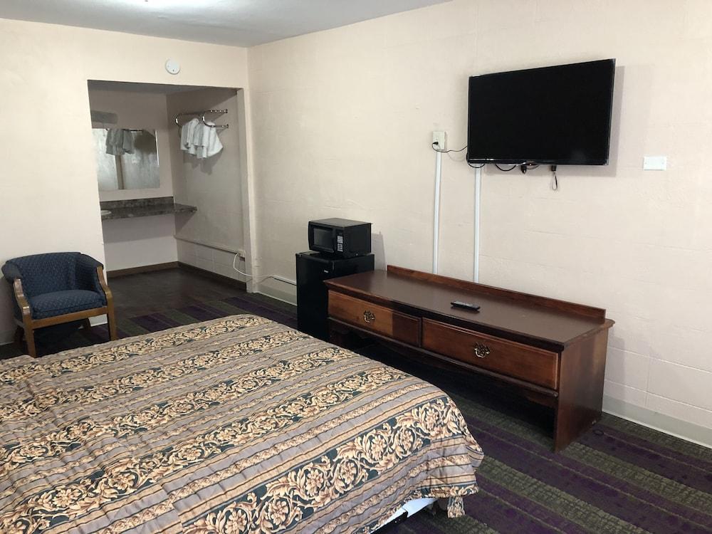 Town Motel photo 6