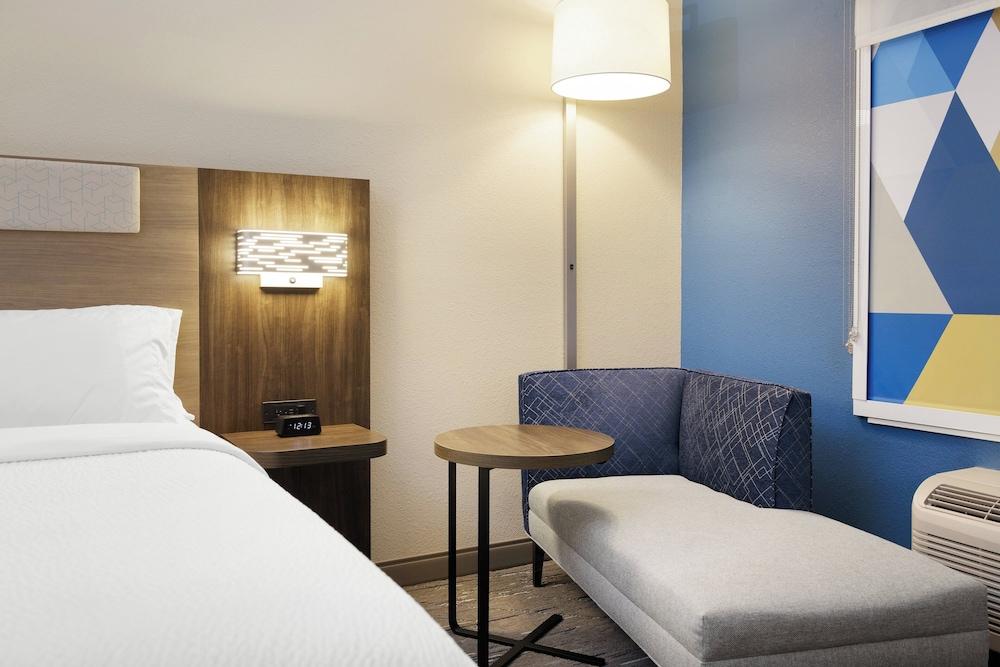 Holiday Inn Express & Suites Phoenix Midtown by IHG photo 62