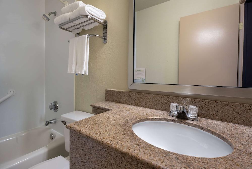 Days Inn by Wyndham Encinitas Moonlight Beach photo 10