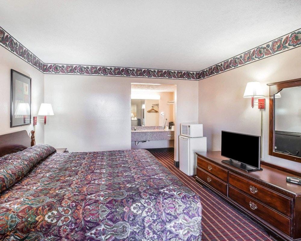 Econo Lodge McDonough South photo 15