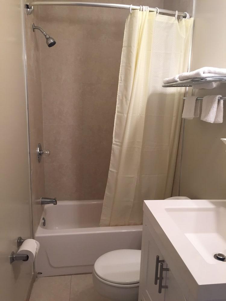 Scottish Inn and Suites photo 26