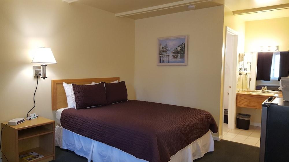 Captain's Quarters Motel photo 7