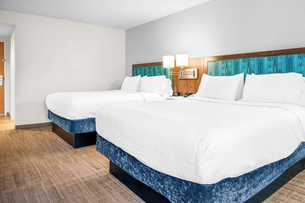 Hampton Inn Grand Rapids-North photo 7