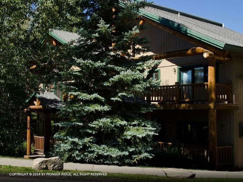 Saddle Creek Townhomes by Pioneer Ridge Management photo 16