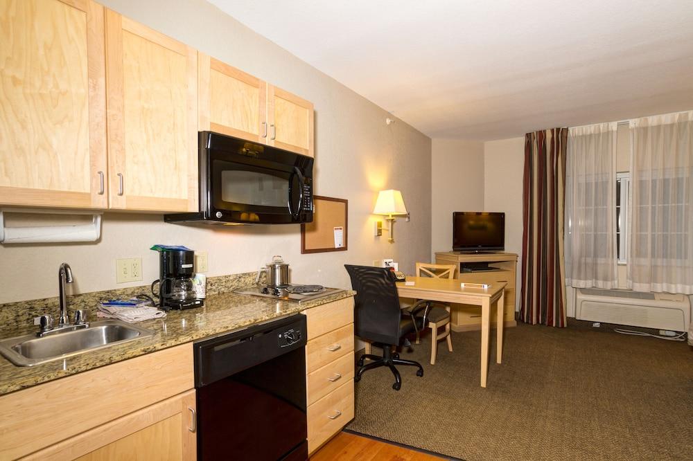 Candlewood Suites Ft Myers I-75 by IHG photo 17