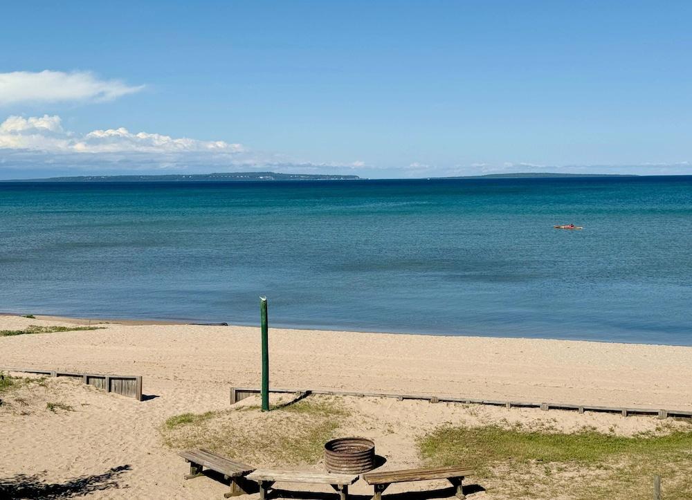Beachcomber of Mackinaw photo 60