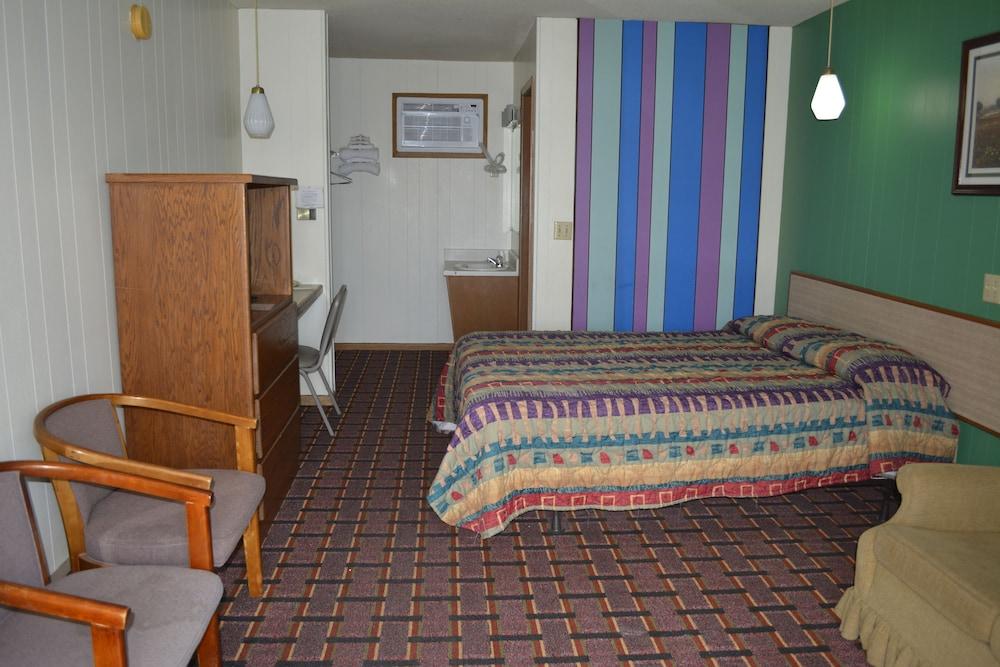 Edgetowner Motel photo 11