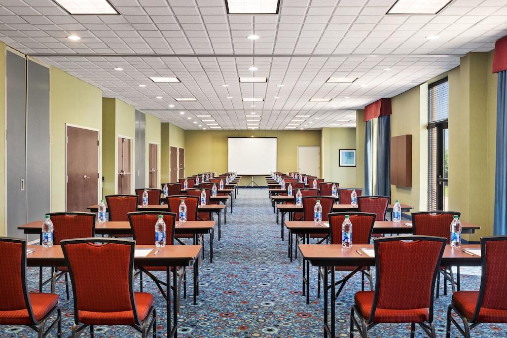Holiday Inn Express & Suites Akron Regional Airport Area by IHG photo 31