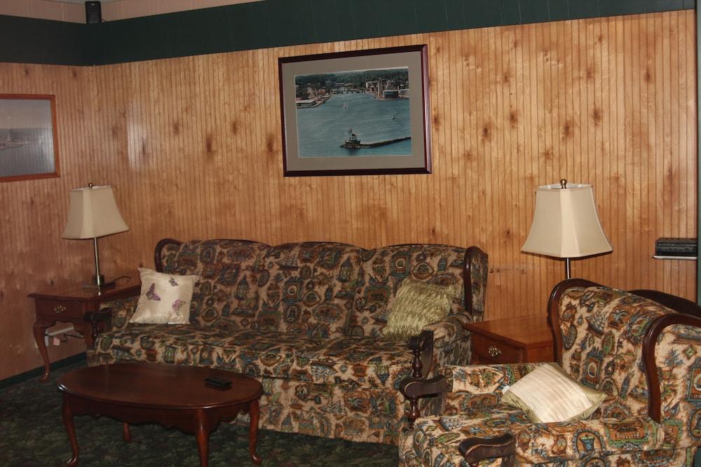 The Evergreen Motel photo 51