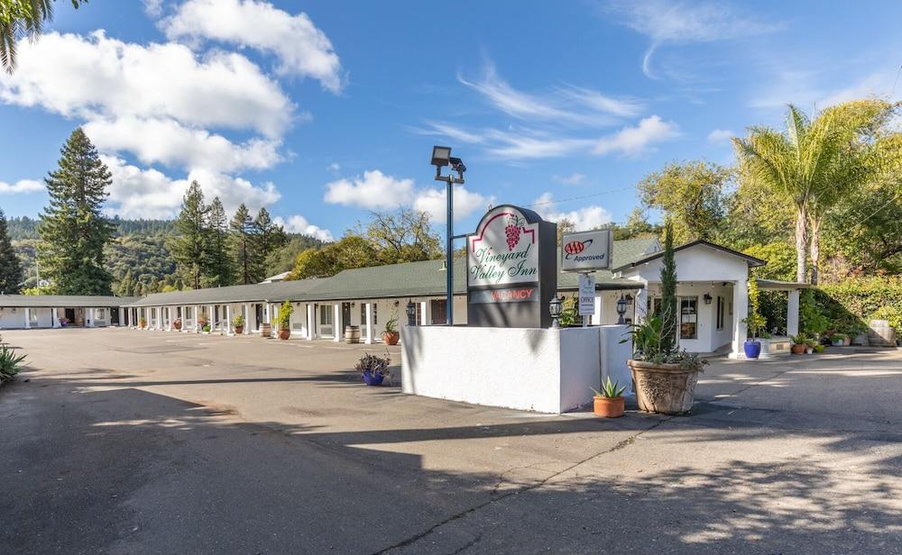 Vineyard Valley Inn photo 24