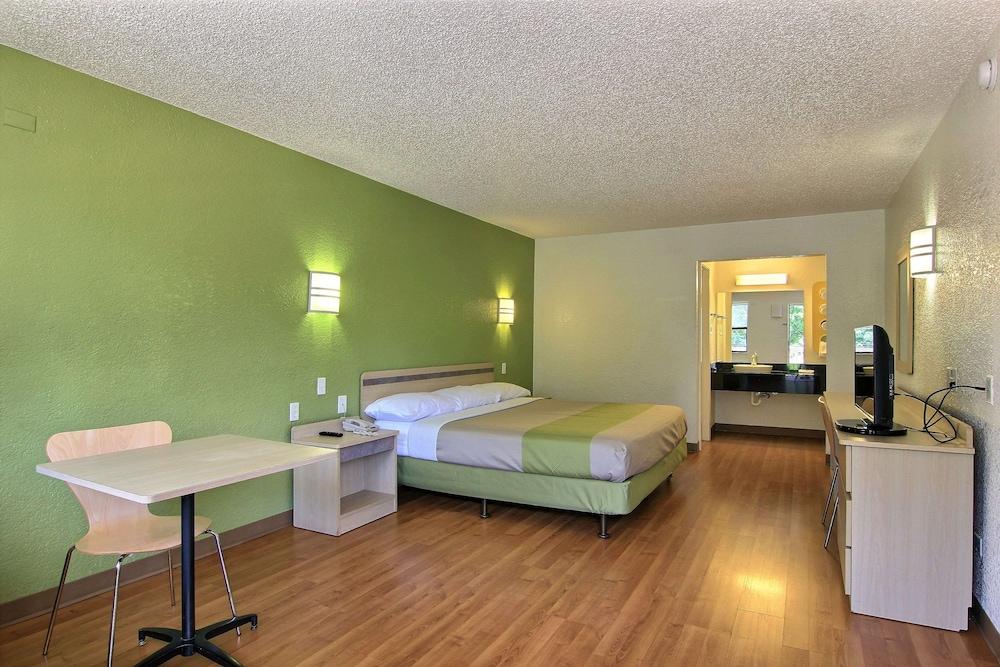 Motel 6 Austin, TX - Central Downtown UT photo 10