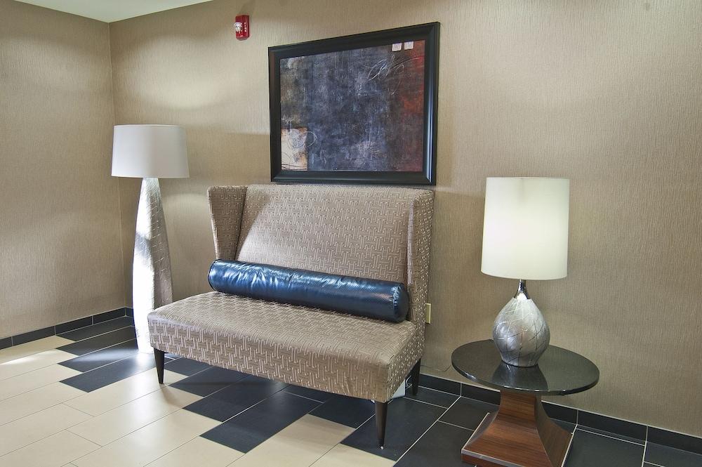 Holiday Inn Express & Suites Jackson / Pearl Intl Airport by IHG photo 2