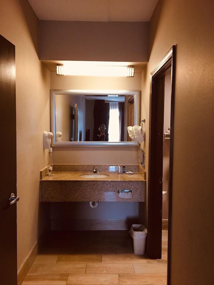 Hawthorn Extended Stay by Wyndham Conyers photo 21