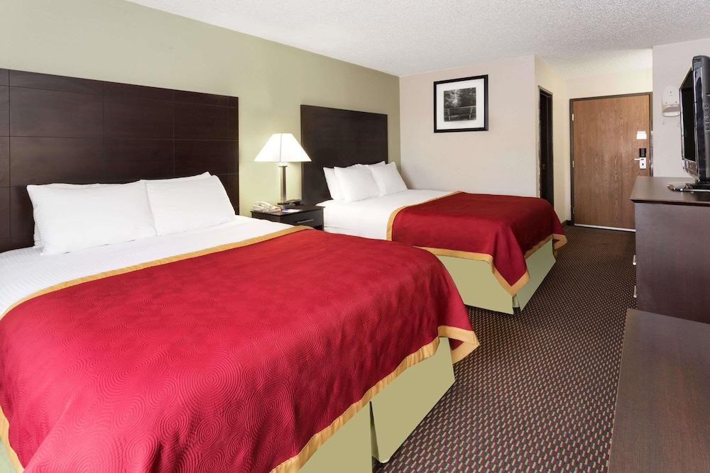 Baymont by Wyndham Beloit photo 11