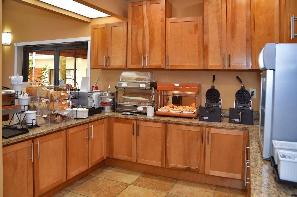 Baymont by Wyndham Orlando East photo 13