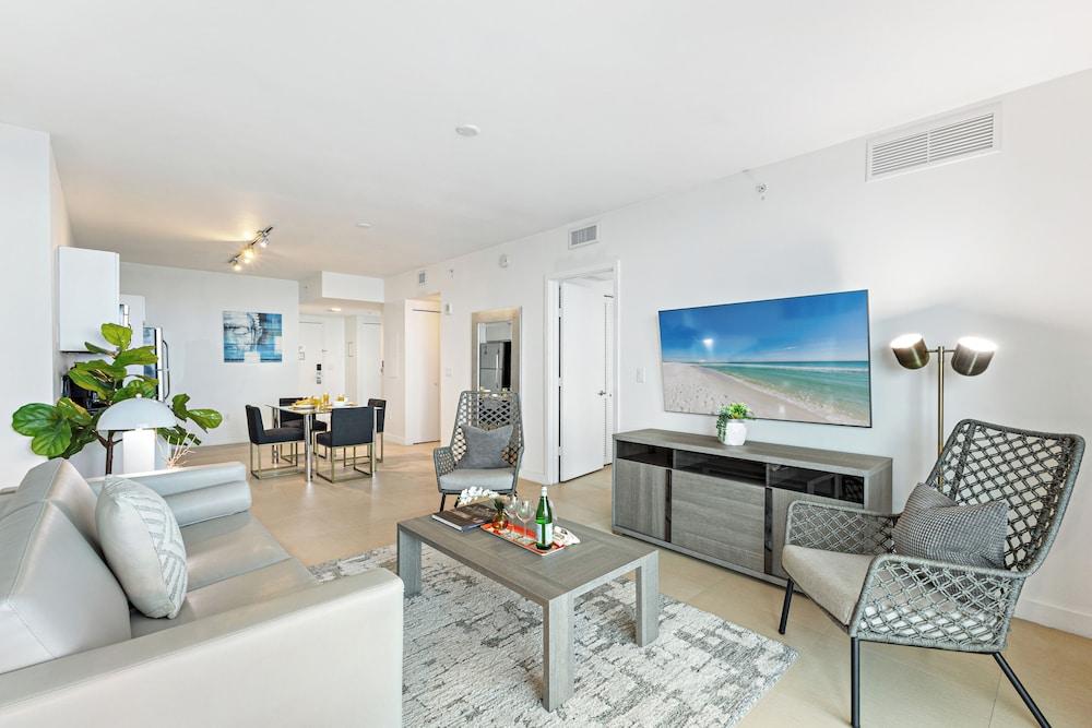Dharma Home Suites Miami at Monte Carlo photo 12