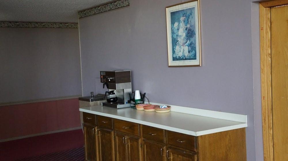 Travelers Inn photo 18