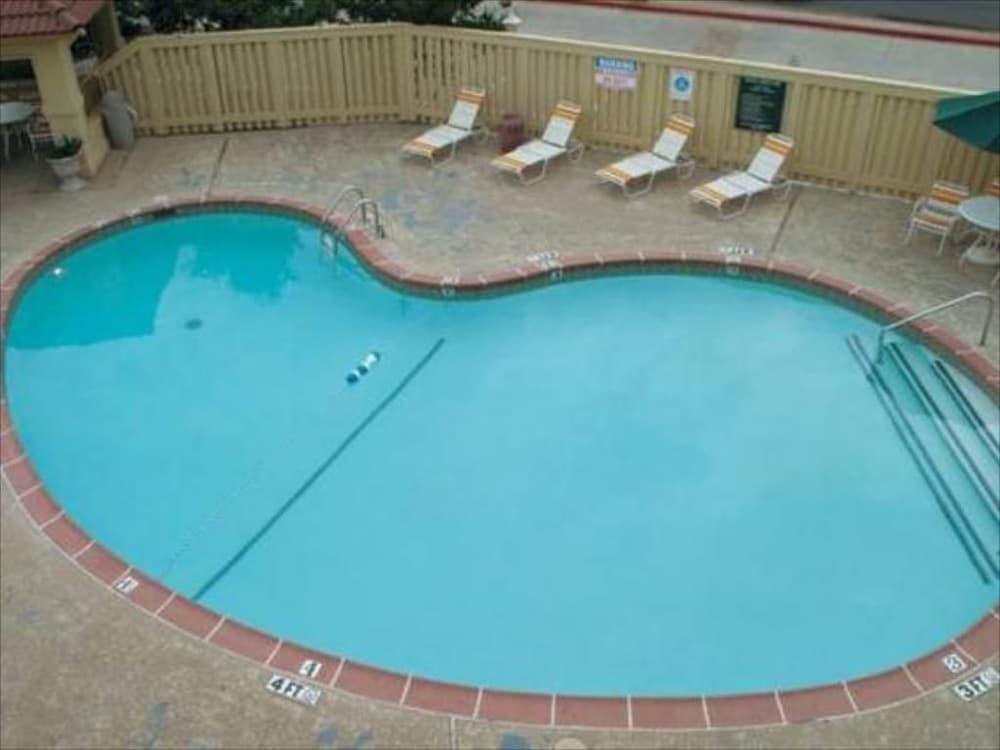 Econo Lodge photo 30