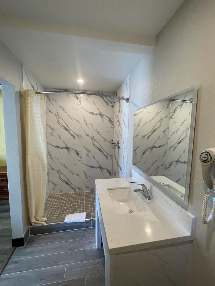 Stadium Inn & Spas photo 10