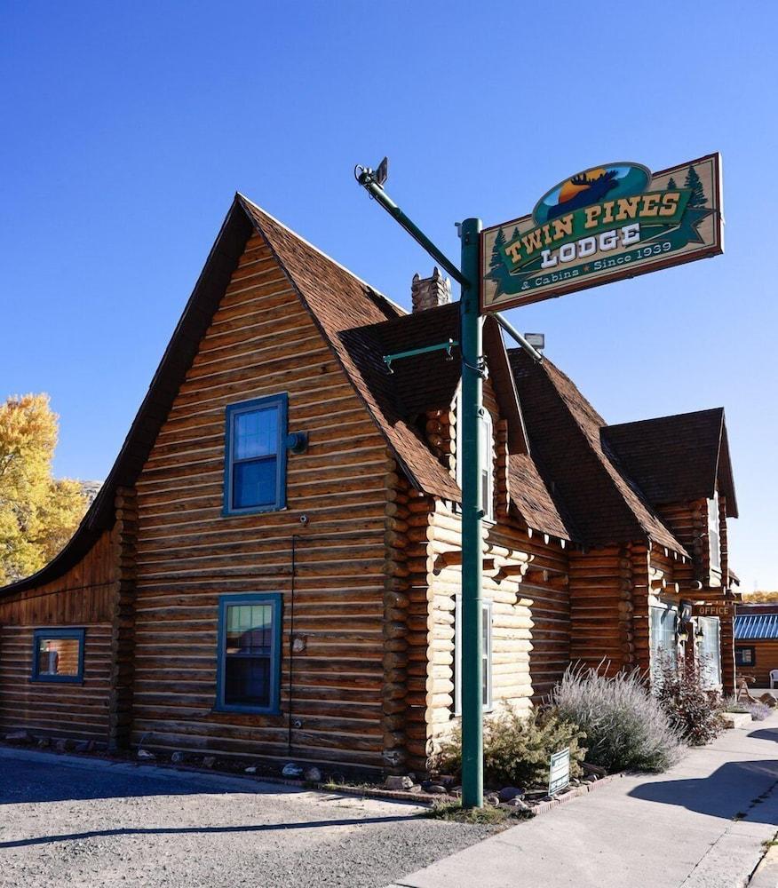 Twin Pines Lodge & Cabins — hotel in Dubois