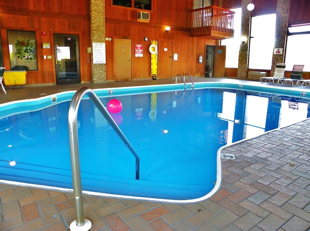 Royalton Inn & Suites photo 23