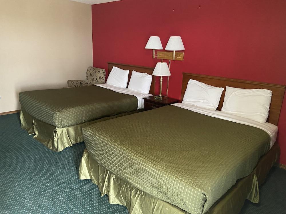 Colonial Inn Dyersville photo 10