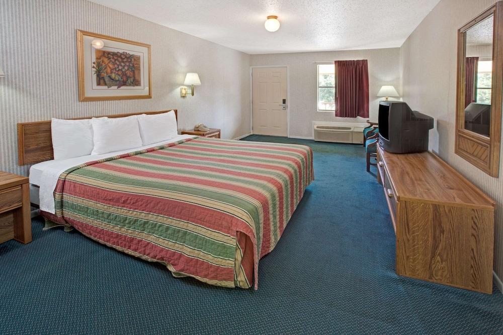 Knights Inn South Houston photo 6