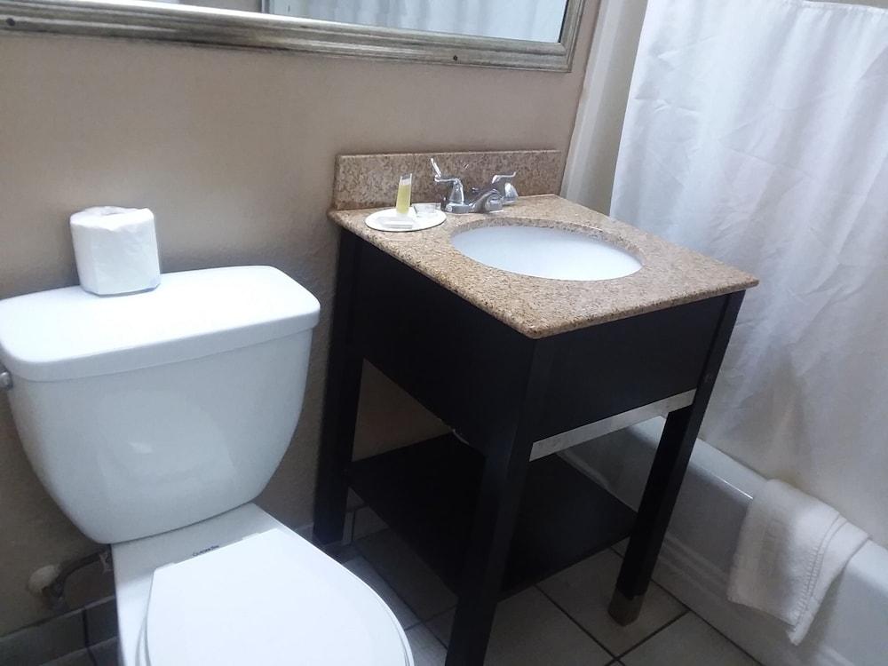 Howard Johnson by Wyndham Historic Lake Charles photo 12