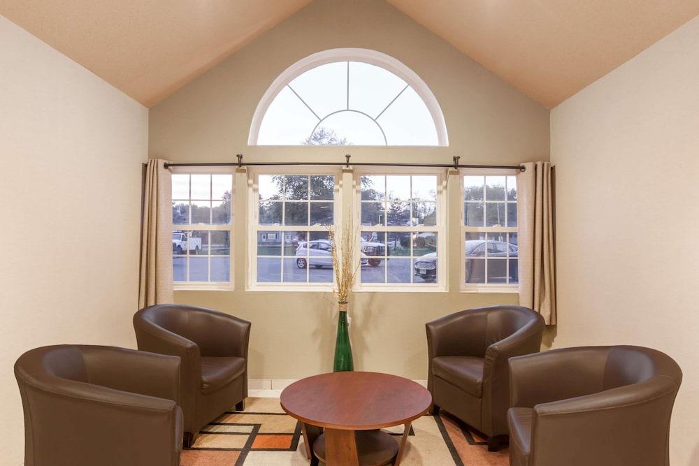 Super 8 by Wyndham Schenectady/Albany Area photo 2