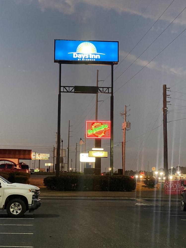 Days Inn by Wyndham Dothan photo 22