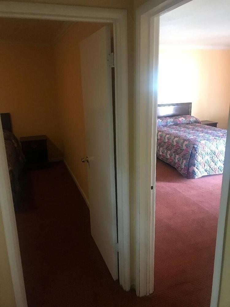 Economy Inn Antioch photo 10