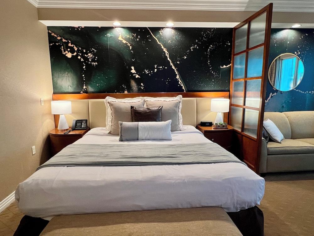 Premium Suite w/balcony at The Signature photo 39